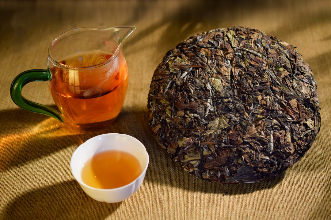选择白茶终极难题：白茶到底散茶好还是饼茶好？